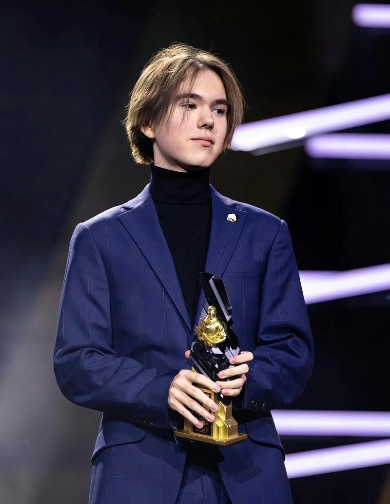 EDG赛后群访 教练：今天打了两把不一样的阵容 但是没发挥好